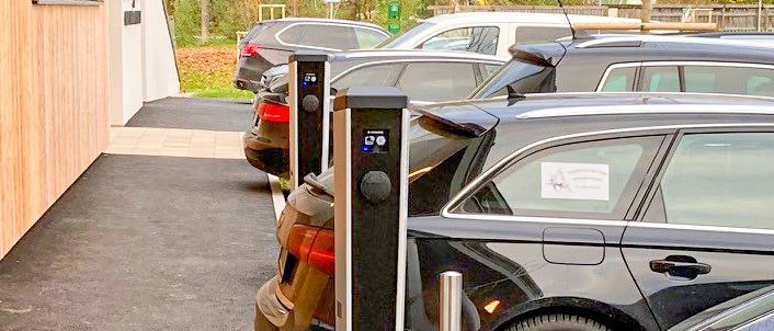 Bild enthält, Machine, Wheel, Car, Transportation, Vehicle, Car Dealership, Outdoors