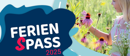 Ein Plakat bewirbt den 'Ferien Spass 2025' mit einem Mädchen in einem Blumenfeld. Die Worte 'Hartmannsdorf' und 'wo das leben Freude macht' sind prominent angezeigt.
