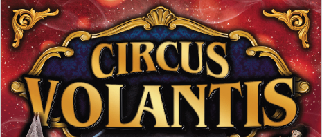 Das Poster für Circus Volantis zeigt einen farbenfrohen Clown mit roter Nase, umgeben von Akrobaten und einer Trapezkünstlerin. Der Hintergrund ist lebendig mit einem roten und blauen Farbschema.