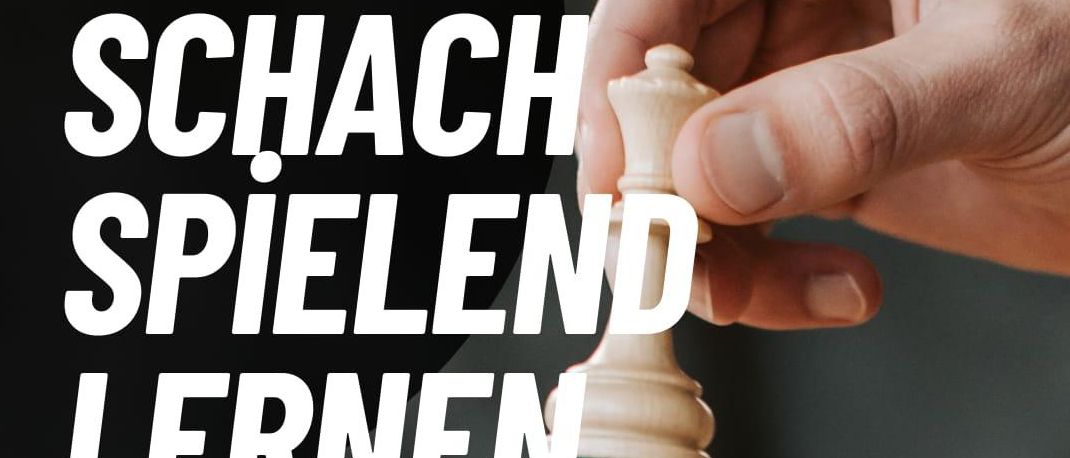 Ein Poster mit einer Hand, die ein Schachstück hält. Der Text lautet 'Schach lernen, Schach spielend lernen.' Es hebt die Vorteile des Schachspiels für Kinder hervor, wie Konzentration und logisches Denken.