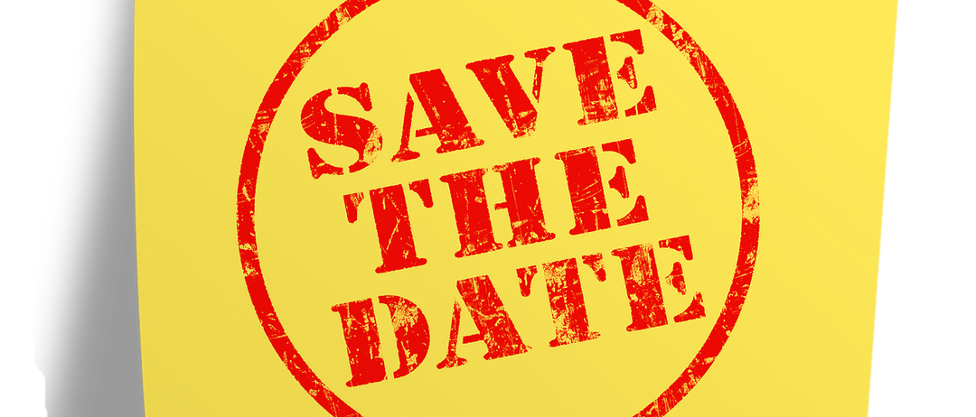 Ein gelber Haftzettel mit einer roten Nadel auf schwarzem Hintergrund, der Text 'SAVE THE DATE' steht in roten Großbuchstaben.
