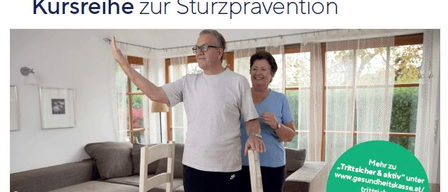 Ein älteres Paar steht drinnen, der Mann zeigt etwas und die Frau lächelt. Hinter ihnen befindet sich ein Wohnzimmer mit einer Couch, einem Fenster mit Vorhängen und einem QR-Code-Schild.