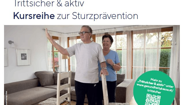 Ein älteres Paar steht drinnen, der Mann zeigt etwas und die Frau lächelt. Hinter ihnen befindet sich ein Wohnzimmer mit einer Couch, einem Fenster mit Vorhängen und einem QR-Code-Schild.