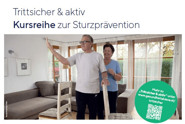 Ein älteres Paar steht drinnen, der Mann zeigt etwas und die Frau lächelt. Hinter ihnen befindet sich ein Wohnzimmer mit einer Couch, einem Fenster mit Vorhängen und einem QR-Code-Schild.
