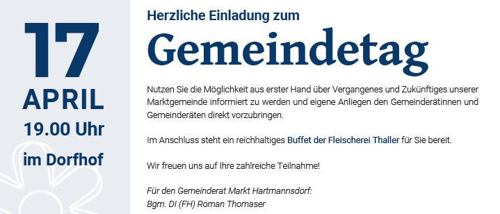 Eine Luftaufnahme eines grünen Tals mit Häusern und Bäumen. Unten kündigt ein Plakat einen Gemeindetag am 17. April um 19.00 Uhr im Dorfhof an. Ein reichhaltiges Buffet der Fleischerei Thaller ist angeboten. Mark Hartmannsdort ist der Bürgermeister.