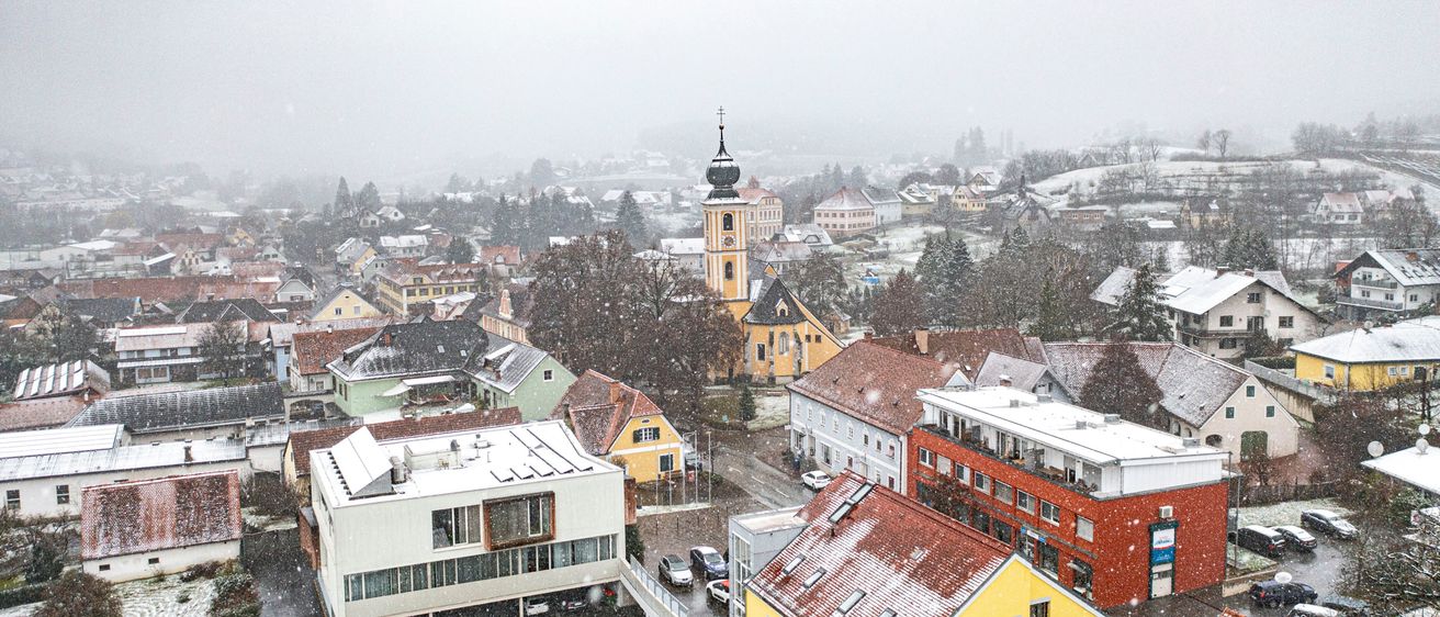 Bild enthält, Building, Cityscape, Urban, Neighborhood, City, Outdoors, Car, Metropolis, Nature, Housing