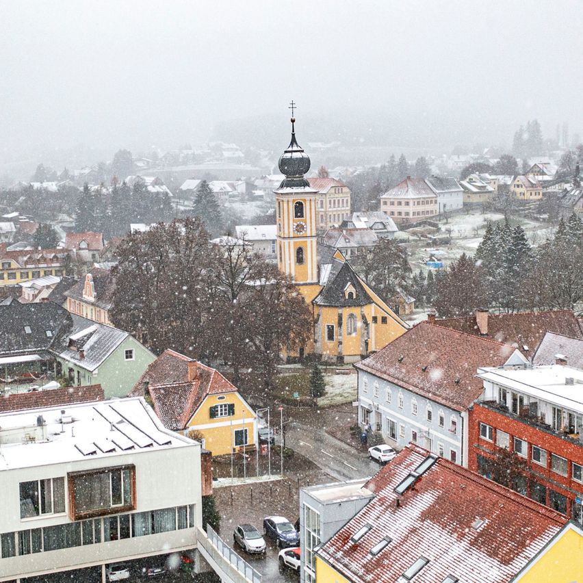 Bild enthält, Building, Cityscape, Urban, Neighborhood, City, Outdoors, Car, Metropolis, Nature, Housing