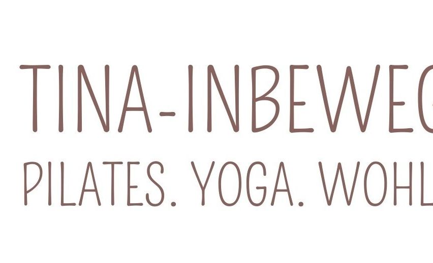 Ein Bild mit braunem Text, der 'TINA-INBEWE' und 'PILATES. YOGA.' mit einem Ausrufezeichen liest.