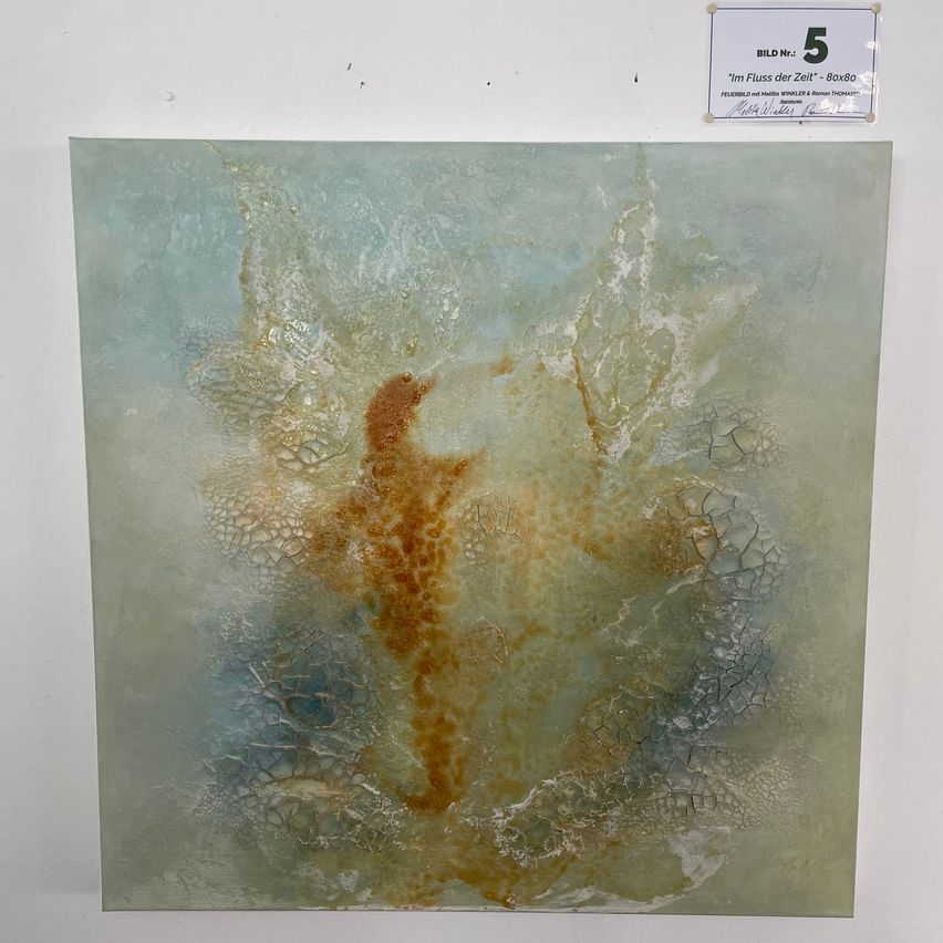 Ein abstraktes Gemälde auf weißem Hintergrund mit blauen, grünen und braunen Farben. Das Gemälde trägt den Titel 'Im Fluss der Zeit' und hat ein Etikett mit der Nummer 5.
