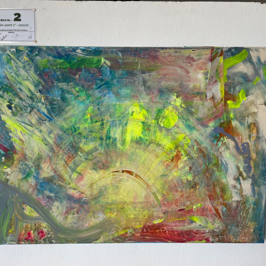 Ein abstraktes Gemälde mit einer lebendigen Farbpalette, darunter Blau, Grün, Gelb und Rot, angeordnet in einem kreisförmigen Muster. Es ist an einer weißen Wand ausgestellt.