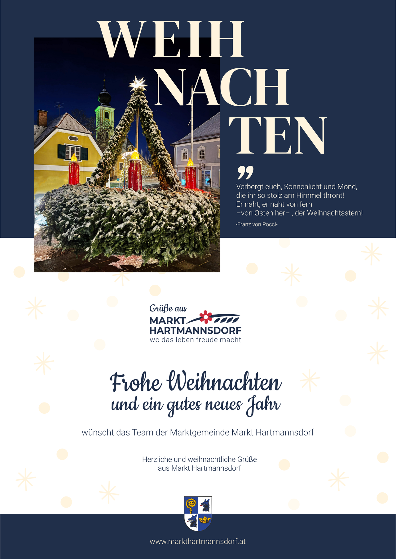 Das Bild zeigt eine Weihnachtsbaumdekoration mit einer verschneiten Kirche im Hintergrund. Eine festliche Botschaft der Marktgemeinschaft Hartmannsdorf ist enthalten, die allen eine frohe Weihnacht und ein glückliches neues Jahr wünscht.