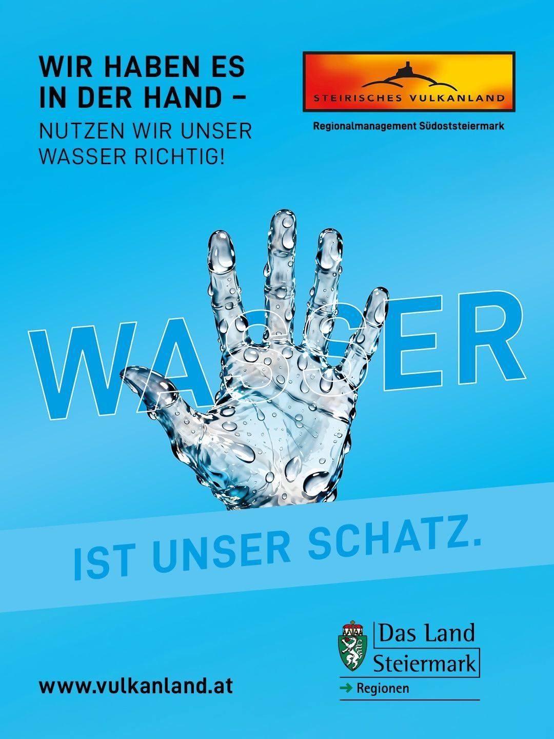 Ein Werbeplakat mit einer Hand aus Wassertropfen auf blauem Hintergrund. Der Text lautet 'In der Hand - Nutzen wir unser Wasser richtig!' und 'Wasser ist unser Schatz.' Unten befindet sich ein Logo.