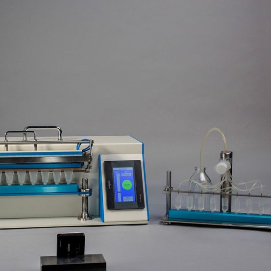 Bild enthält, Computer Hardware, Electronics, Hardware, Machine, Screw, Furniture, Table, Monitor, Screen