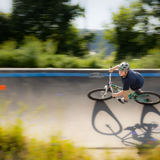 Bild enthält, Bicycle, Cycling, Person, Vehicle, Helmet, Wheel, Adult, Male, Man