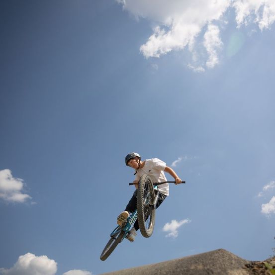 Bild enthält, Outdoors, Sky, Boy, Child, Male, Person, Bicycle, Vehicle, Cycling, Wheel