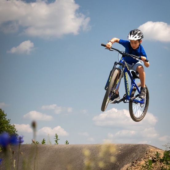 Bild enthält, Helmet, Bicycle, Vehicle, Wheel, Boy, Child, Male, Person, Sky, Cycling