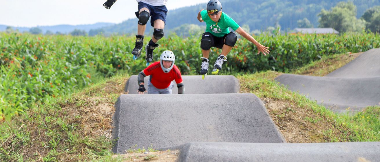 Bild enthält, Person, Boy, Child, Male, Helmet, Glove, Shorts, Shoe, People, Bicycle