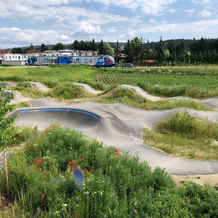 Bild enthält, Outdoors, Nature, Scenery, Vegetation, Car, Tree, Housing, Grass, Park, Road