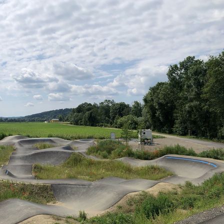 Bild enthält, Nature, Outdoors, Scenery, Road, Horizon, Sky, Grass, Field, Landscape, Land