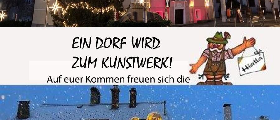 Eine weihnachtlich dekorierte Kirche mit einem Weihnachtsbaum davor. Ein Schild sagt 'Ein Dorf wird zum Kunstwerk!' mit einer Comic-Figur. Ein verschneites Dach mit einer goldenen Figur.