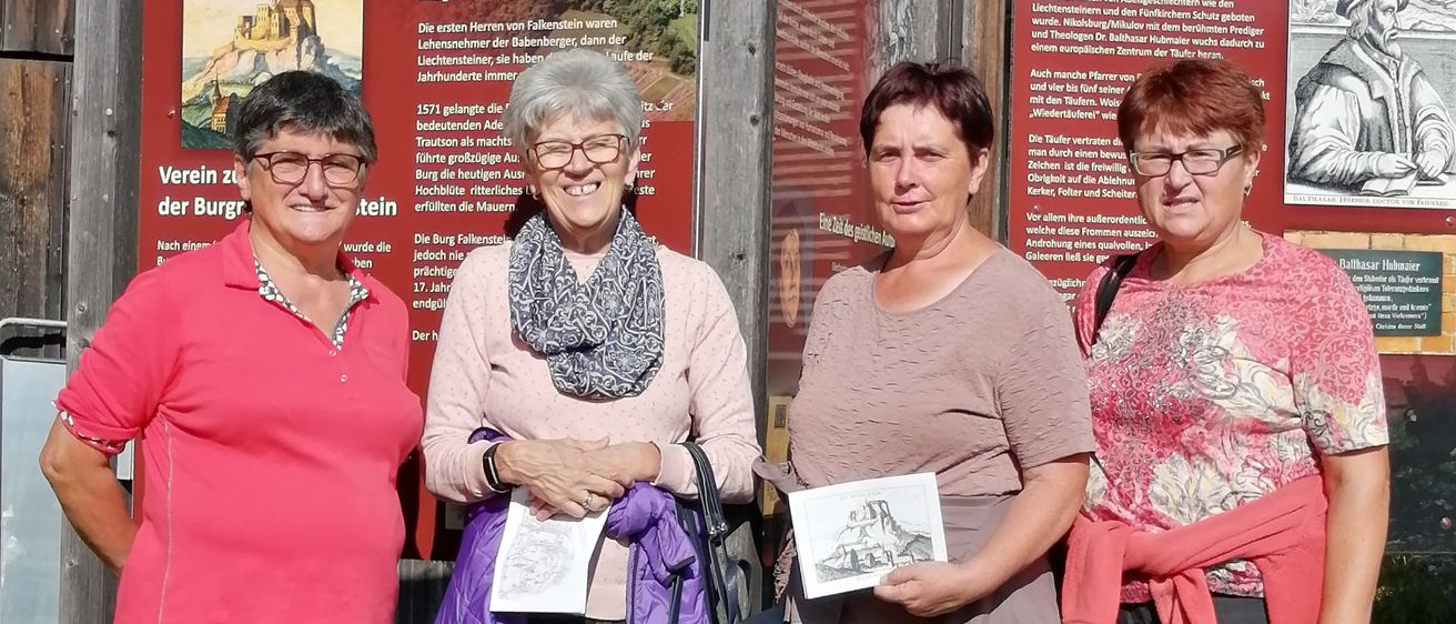 Bild enthält, Pants, Outdoors, Shelter, People, Person, Jeans, Adult, Male, Man, Coat