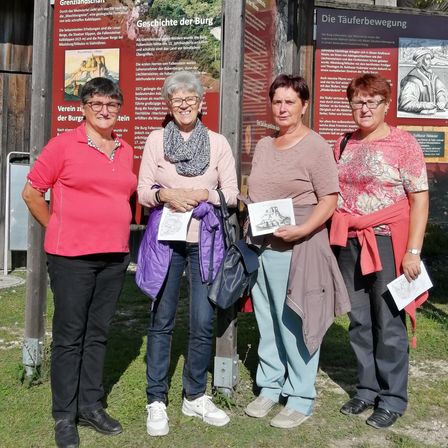 Bild enthält, Pants, Outdoors, Shelter, People, Person, Jeans, Adult, Male, Man, Coat