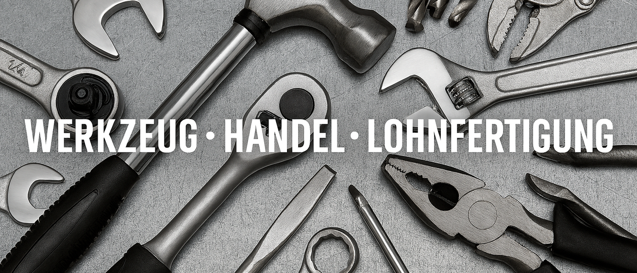 Eine Sammlung von Werkzeugen, darunter Hämmer, Schraubenschlüssel, Zangen und Bohrer, liegt auf einer metallischen Oberfläche. Die Wörter 'Zeug Handel Lohnfertig' sind prominent angezeigt.