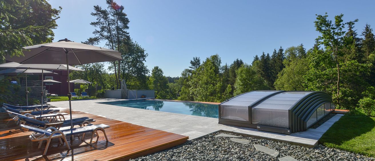 Bild enthält, Nature, Outdoors, Scenery, Summer, Pool, Backyard, Tub, Hot Tub, Swimming Pool, Chair