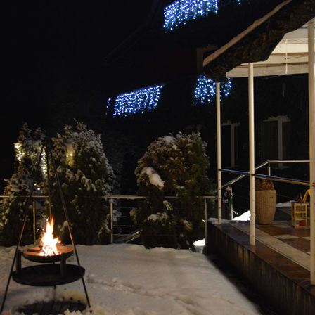 Bild enthält, Lighting, Bonfire, Fire, Flame, Chair, Indoors, Handrail, Fireplace