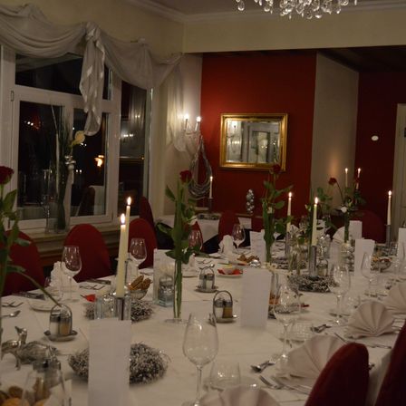 Bild enthält, Dining Room, Dining Table, Furniture, Indoors, Table, Reception Room, Flower, Flower Arrangement, Chair, Linen