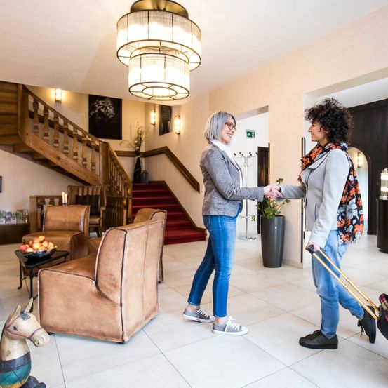 Bild enthält, Indoors, Living Room, Person, Adult, Female, Woman, Foyer, Chandelier, Chair, Horse