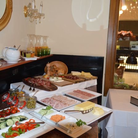 Bild enthält, Food, Meal, Cafeteria, Indoors, Restaurant, Buffet, Dining Table, Table, Dish, Pork