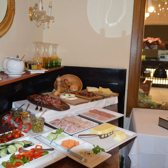 Bild enthält, Food, Meal, Cafeteria, Indoors, Restaurant, Buffet, Dining Table, Table, Dish, Pork