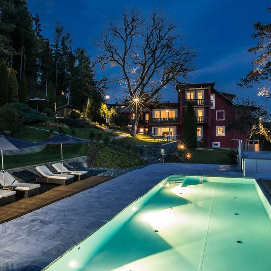 Bild enthält, Chair, Pool, Water, Swimming Pool, Outdoors, Scenery, Villa, Hotel, Resort, Person