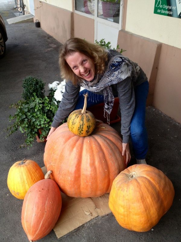 Bild enthält, Person, Photography, Portrait, Squash, Pumpkin, Adult, Female, Woman, Pants, Potted Plant