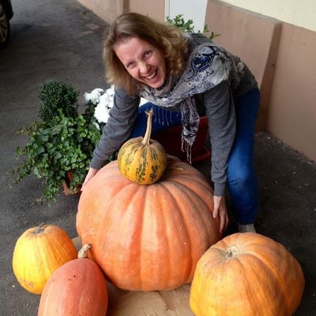 Bild enthält, Person, Photography, Portrait, Squash, Pumpkin, Adult, Female, Woman, Pants, Potted Plant