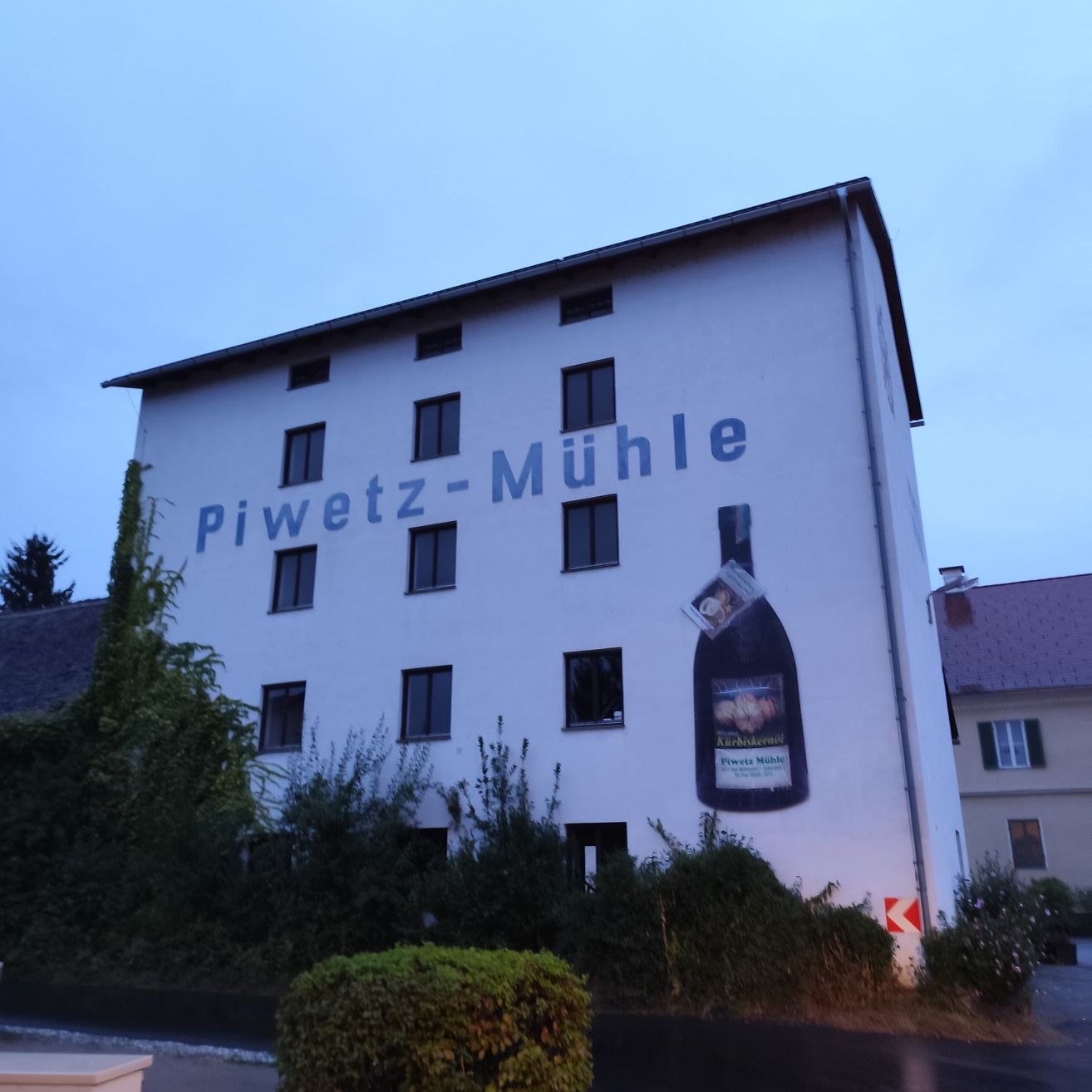 Bild enthält, Building, Hotel, Office Building, Inn, Monastery, Advertisement, Plant, Road, City, Sign