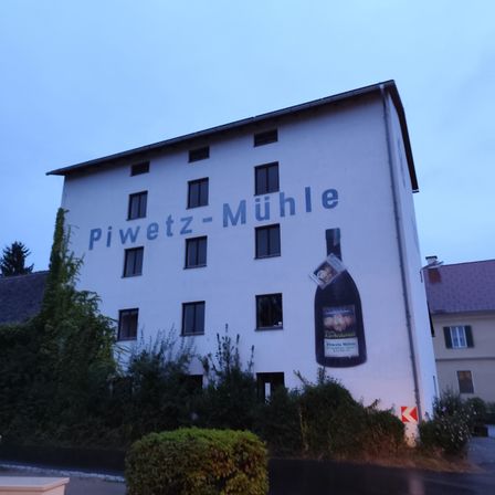 Bild enthält, Building, Hotel, Office Building, Inn, Monastery, Advertisement, Plant, Road, City, Sign