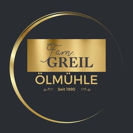 Goldfarbenes Logo für Fam. Greil Ölmühle, seit 1990, auf schwarzem Hintergrund dargestellt.