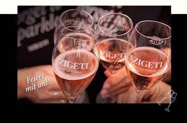 Drei Hände halten Gläser mit rosa Wein, auf dem Glas steht 'Szigeti'. Der Hintergrund ist unscharf und dunkel. Der Text 'Feiert mit uns!' ist in Weiß sichtbar.
