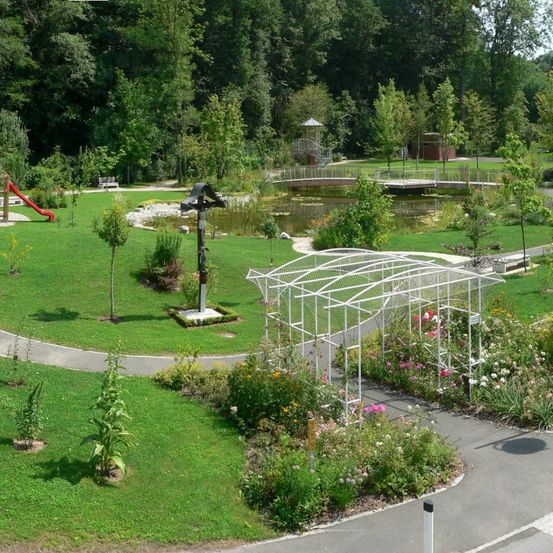 Bild enthält, Grass, Nature, Outdoors, Park, Garden, Tree, Vegetation, Lawn, Grove, Woodland