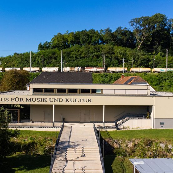 Bild enthält, Grass, Building, Outdoors, Car, Nature, Shelter