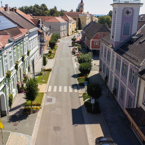 Bild enthält, Outdoors, Suburb, Neighborhood, Building, Clock Tower, Housing, City, Aerial View, Person, House