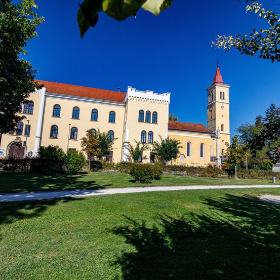 Bild enthält, Campus, Grass, Lawn, Tree, College, Housing, Clock Tower, House, Villa, Person
