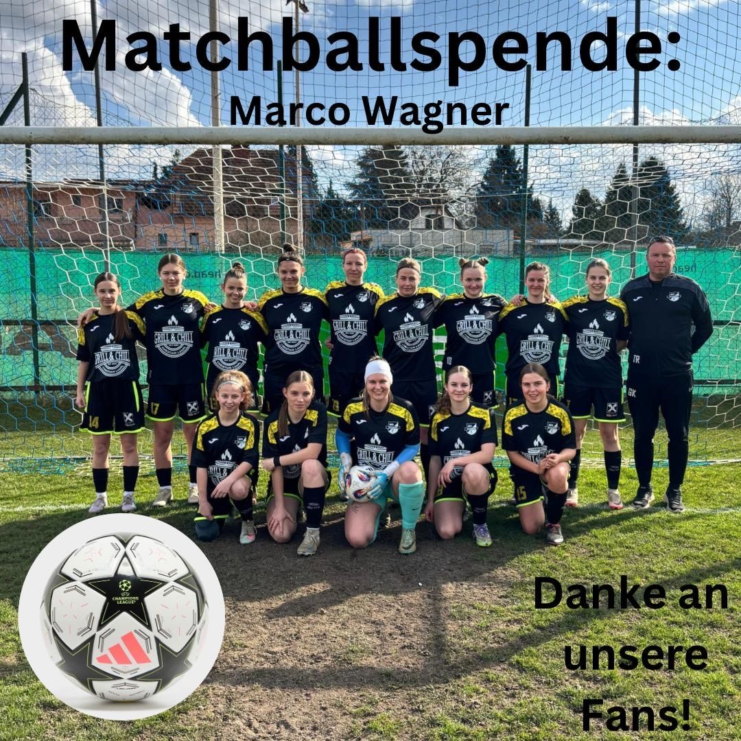 Eine Fußballmannschaft posiert vor einem Netz, gesponsert von Marco Wagner. Sie tragen alle schwarze und gelbe Uniformen. Das Team lächelt für ein Foto.