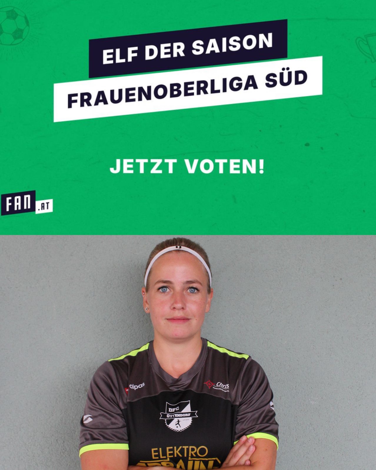 Eine Sportlerin in einem Fußballtrikot mit den Worten 'ELF DER SAISON FRAUENOBERLIGA SUD' und 'JETZT VOTEN!' steht vor einer grauen Wand. Das Bild ermutigt zum Abstimmen.
