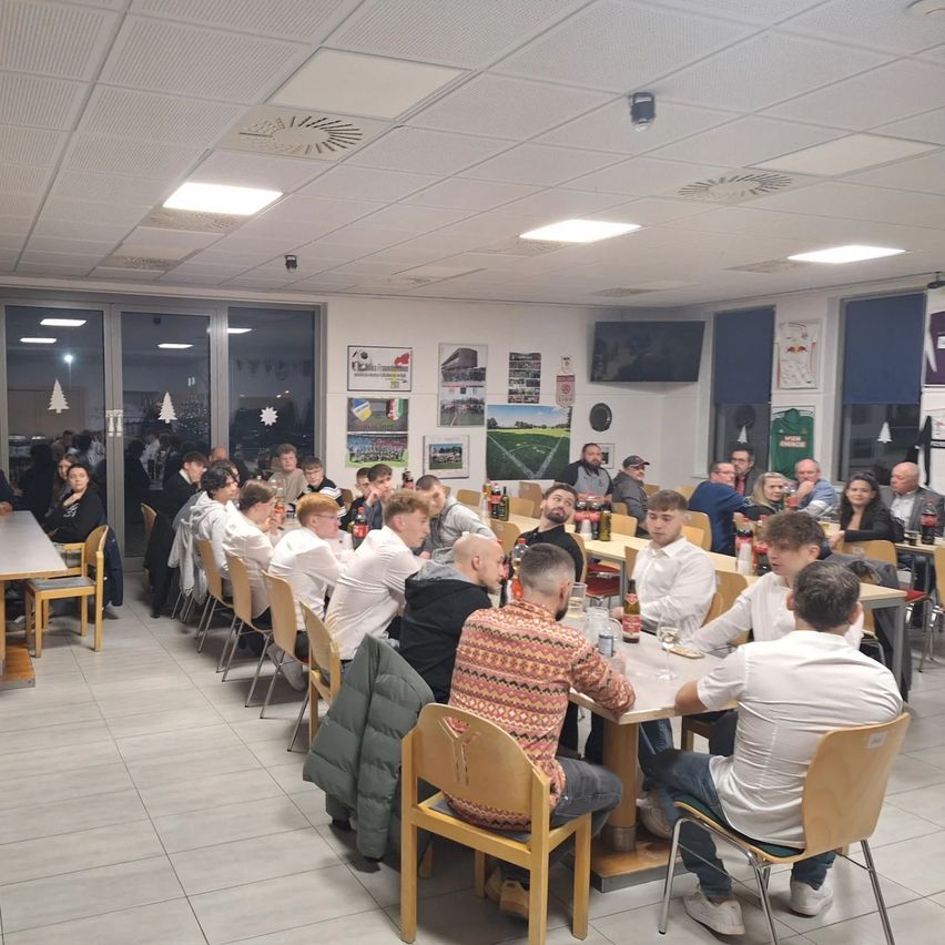 Bild enthält, Cafeteria, Indoors, Restaurant, Adult, Male, Man, Person, People, Chair, Hat