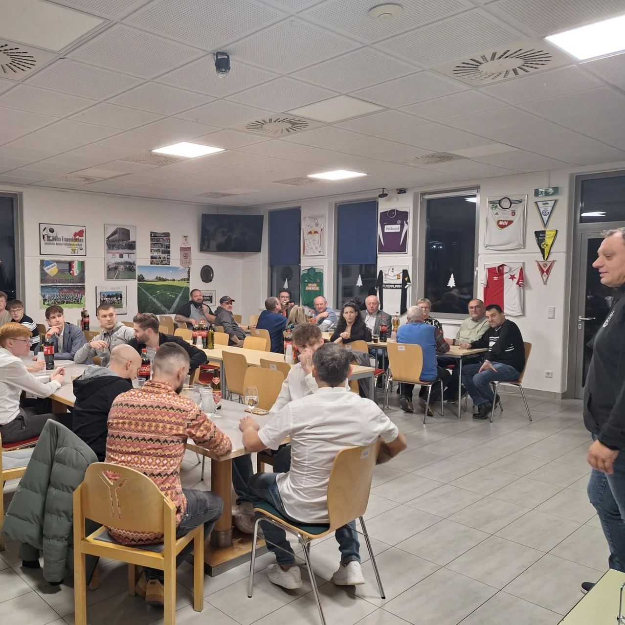 Bild enthält, Cafeteria, Indoors, Restaurant, People, Person, Adult, Male, Man, Chair, Shoe