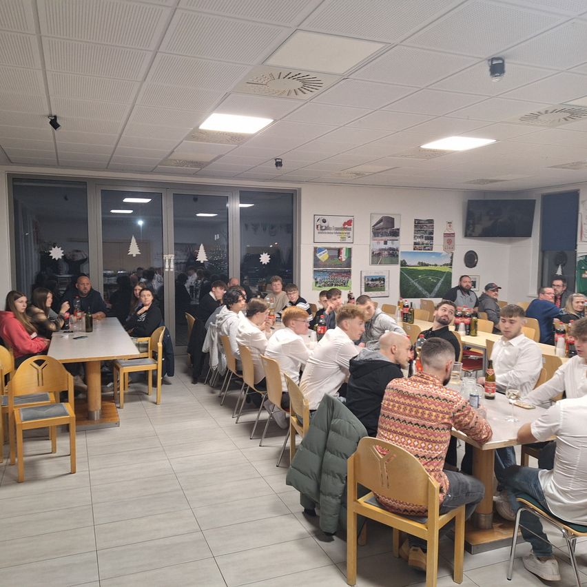 Bild enthält, Cafeteria, Indoors, Restaurant, Building, Chair, Adult, Male, Man, Person, Woman