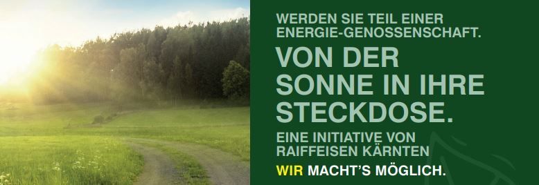 Ein Plakat mit grünem Hintergrund zeigt eine Landschaft mit einem grasbewachsenen Feld und Bäumen, wobei die Sonne hinter den Bäumen aufgeht. Der Text lautet: 'Von der Sonne in Ihre Steckdose. Eine Initiative von Raiffeisen Kärnten. Wir machen es möglich.'